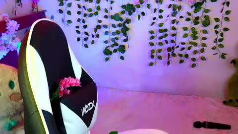 Snapshot of kittyuwu_ chatting on 2, 10, 2025 Kittyuwu  online show from 2, 10, 2025