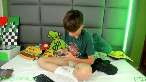 Snapshot of klaus_sunrise_xx chatting on 4, 12, 2024 KLAUS online show from 4, 12, 2024