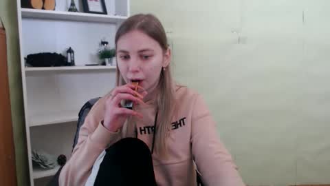 Snapshot of klerkarina chatting on 13, 2, 2025 klerkarina online show from 13, 2, 2025