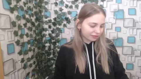 Snapshot of klerkarina chatting on 4, 3, 2025 klerkarina online show from 4, 3, 2025