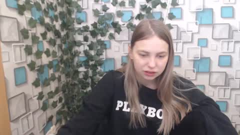 Snapshot of klerkarina chatting on 5, 3, 2025 klerkarina online show from 5, 3, 2025
