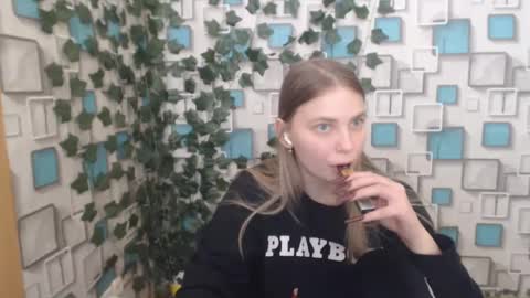 Snapshot of klerkarina chatting on 5, 3, 2025 klerkarina online show from 5, 3, 2025
