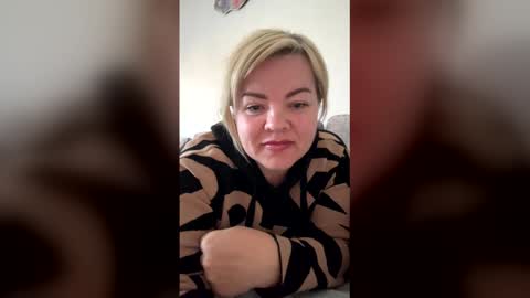 klubnichka2 online show from 23, 4, 2026