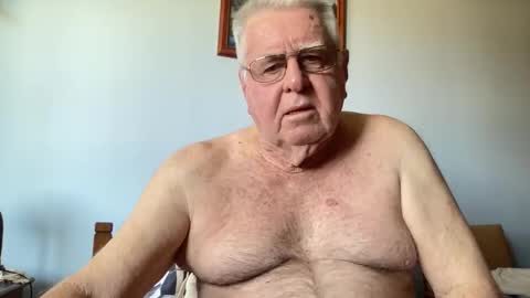 Snapshot of knights2001 chatting on 5, 10, 2025 Aussiedude online show from 5, 10, 2025