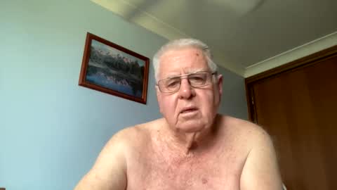 Snapshot of knights2001 chatting on 22, 12, 2025 Aussiedude online show from 22, 12, 2025