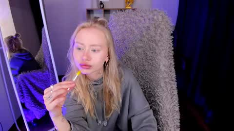 Snapshot of kris_grant chatting on 5, 3, 2025 kris_grant online show from 5, 3, 2025