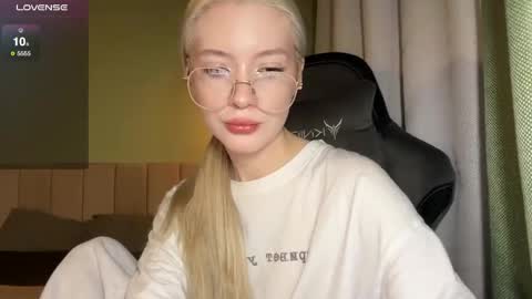 Snapshot of kvetapin chatting on 12, 5, 2026 Bella and Alexandra online show from 12, 5, 2026