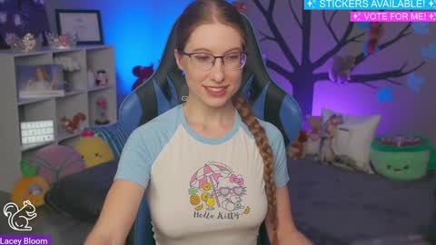 Snapshot of laceybloom chatting on 9, 1, 2025 Lacey Bloom online show from 9, 1, 2025