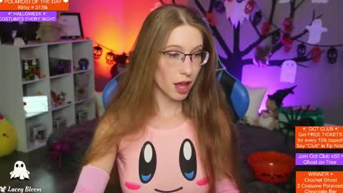 Snapshot of laceybloom chatting on 27, 10, 2025 Lacey Bloom online show from 27, 10, 2025