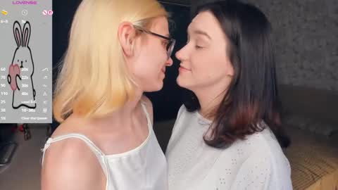 Snapshot of lacyedison chatting on 23, 5, 2026 Violet and Isabel online show from 23, 5, 2026