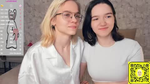 Snapshot of lacyedison chatting on 7, 6, 2026 Violet and Isabel online show from 7, 6, 2026