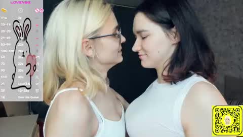 Snapshot of lacyedison chatting on 18, 6, 2026 Violet and Isabel online show from 18, 6, 2026