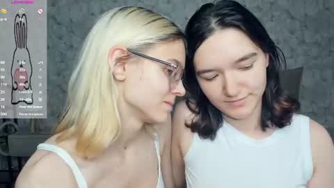 Snapshot of lacyedison chatting on 28, 7, 2026 Violet and Isabel online show from 28, 7, 2026