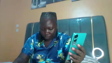 Snapshot of ladyblossoms19 chatting on 2, 4, 2026 lindah32 online show from 2, 4, 2026