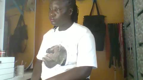 Snapshot of ladyblossoms19 chatting on 2, 4, 2026 lindah32 online show from 2, 4, 2026