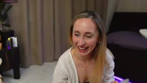 Snapshot of ladyemelymoon chatting on 29, 5, 2026 LadyEmelymoon online show from 29, 5, 2026