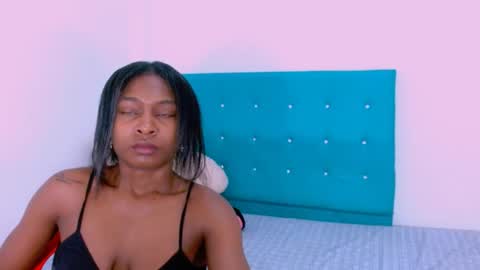 Snapshot of ladypussy69779756 chatting on 4, 1, 2025 laura online show from 4, 1, 2025