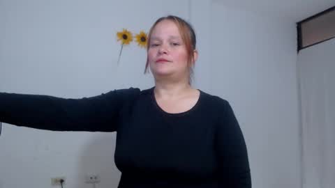 Snapshot of lahurent_weed420 chatting on 11, 11, 2025 paola and a guest lol online show from 11, 11, 2025