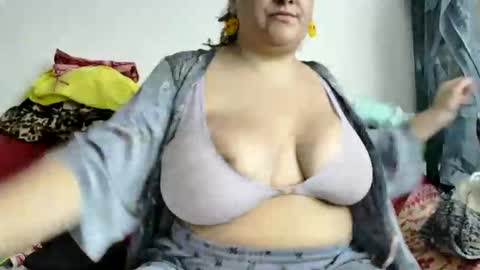 latinagoddess_isa online show from 28, 9, 2025