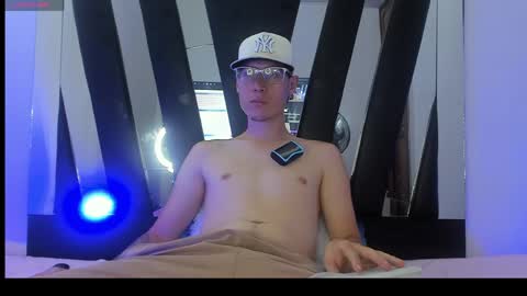 Snapshot of latinlove2005 chatting on 13, 4, 2026 Santiago online show from 13, 4, 2026