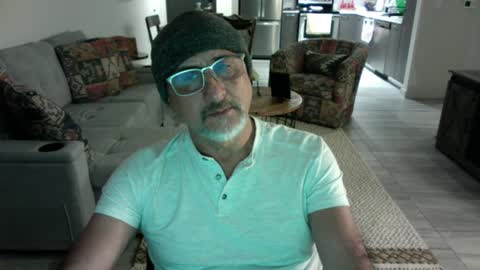 QS - INDEPENDENT MODEL online show from 31, 1, 2025