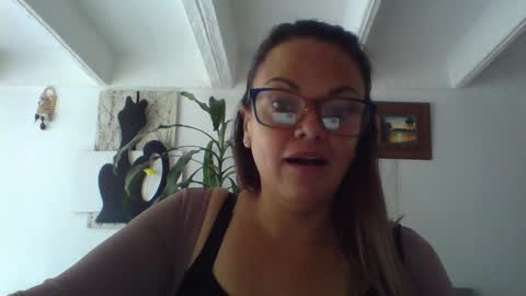 Snapshot of lau16310 chatting on 22, 12, 2025 Laura online show from 22, 12, 2025