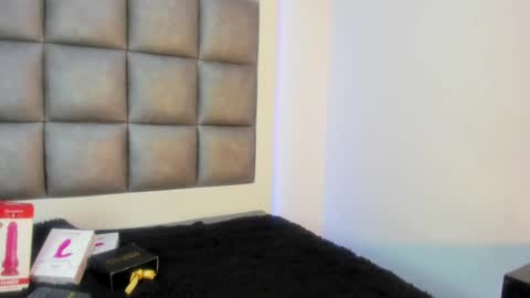 laura__js_ online show from 30, 9, 2025