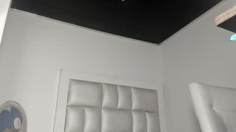 laura__js_ online show from 24, 11, 2025