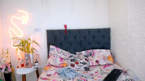 Snapshot of laura_candy02 chatting on 10, 4, 2026 LAURA online show from 10, 4, 2026