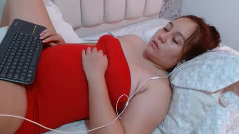 Snapshot of laura_d23 chatting on 14, 12, 2024 laura online show from 14, 12, 2024