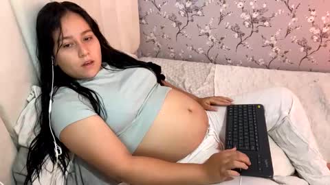 Snapshot of laura_d23 chatting on 5, 1, 2025 laura online show from 5, 1, 2025