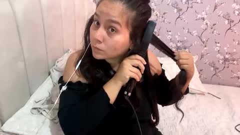 Snapshot of laura_d23 chatting on 21, 1, 2025 laura online show from 21, 1, 2025