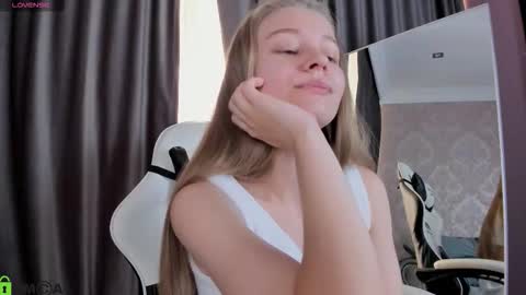 Snapshot of laura_pudd chatting on 14, 9, 2025 Laura online show from 14, 9, 2025