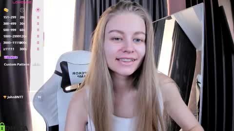 Snapshot of laura_pudd chatting on 19, 10, 2025 Laura online show from 19, 10, 2025