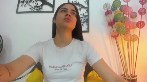 Snapshot of laura_soe chatting on 11, 1, 2025 LAURA SOE online show from 11, 1, 2025