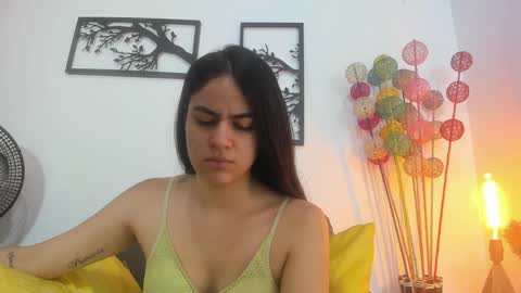 Snapshot of laura_soe chatting on 11, 1, 2025 LAURA SOE online show from 11, 1, 2025