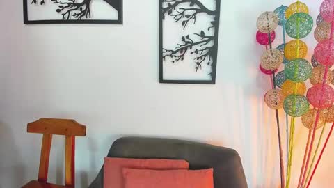 Snapshot of laura_soe chatting on 4, 2, 2025 LAURA SOE online show from 4, 2, 2025