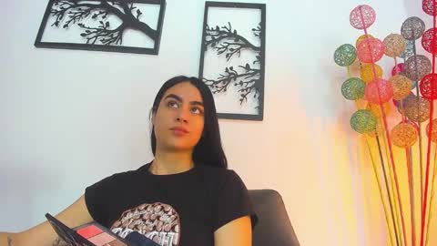 Snapshot of laura_soe chatting on 17, 2, 2025 LAURA SOE online show from 17, 2, 2025