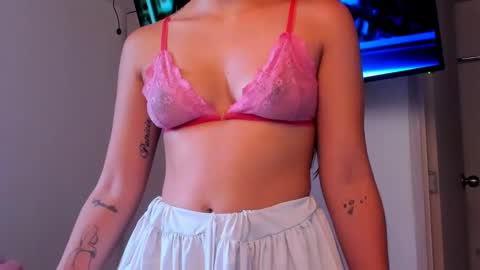 Snapshot of laura_soe chatting on 18, 10, 2025 LAURA SOE online show from 18, 10, 2025