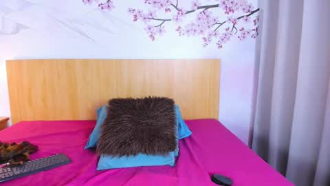 Snapshot of laura_torress chatting on 8, 10, 2025 Laura online show from 8, 10, 2025