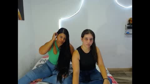 Snapshot of laura_x19 chatting on 17, 9, 2025 LAURA AND SCARLETT online show from 17, 9, 2025
