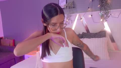 lauraagomezz__ online show from 4, 10, 2025