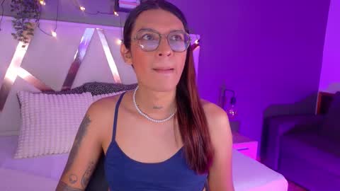 lauraagomezz__ online show from 10, 10, 2025