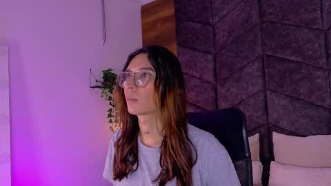 lauraagomezz__ online show from 13, 10, 2025