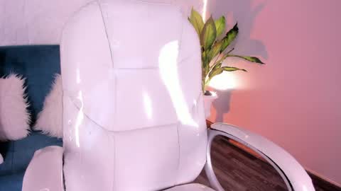 LauraCarther  online show from 21, 4, 2026