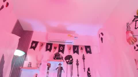 Snapshot of laurah_hill chatting on 24, 10, 2025 Lau online show from 24, 10, 2025