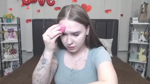 LauraHlot online show from 9, 5, 2026