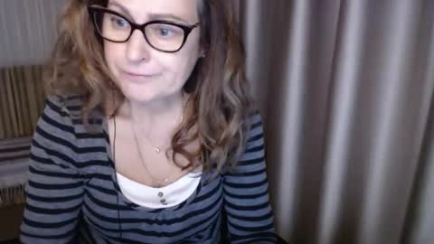 Snapshot of lauraoven1 chatting on 1, 12, 2025 Lauraoven1 online show from 1, 12, 2025