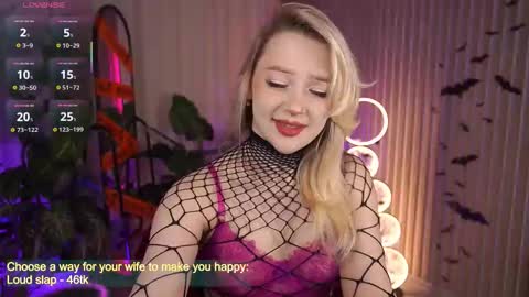 Snapshot of laurawifeness chatting on 27, 10, 2025 Laura online show from 27, 10, 2025