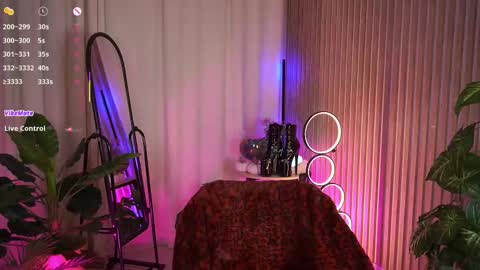 Snapshot of laurawifeness chatting on 25, 11, 2025 Laura online show from 25, 11, 2025